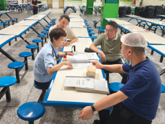 该局春晖街道市场监管所法律人员正在查抄