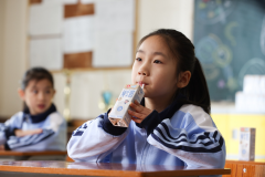 并联袂多家代表企业配合启动“国度‘学奶打算